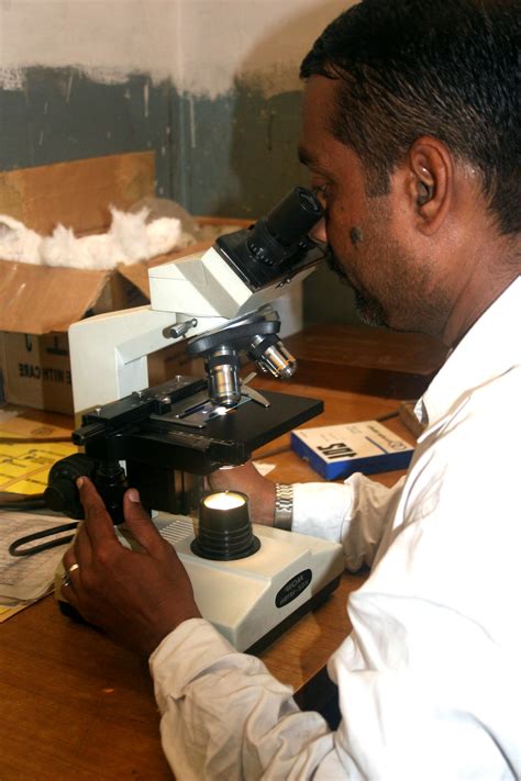 Free picture: lab, technician, examine, samples, suspected, tuberculosis, Karachi