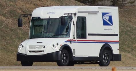 USPS announces postal fleet replacement contract, doesn't even go all-electric | Electrek