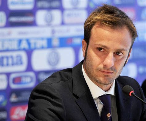 Classify Italian footballer Alberto Gilardino