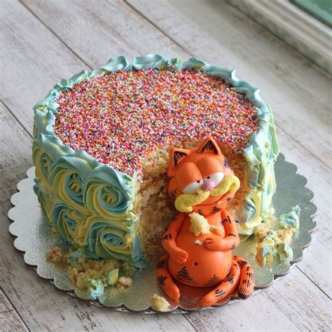 Garfield eating cake