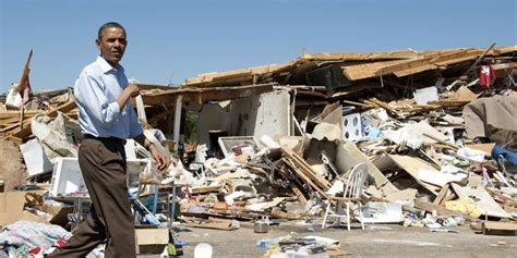 Pres Obama viewing the April 27th,2011 Tuscaloosa Tornado aftermath on ...