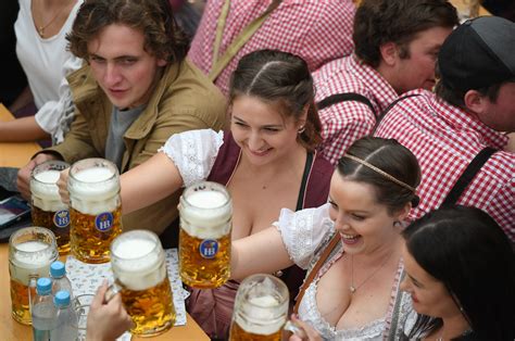 Cheers! Oktoberfest beer festival kicks off in Munich - Xinhua ...