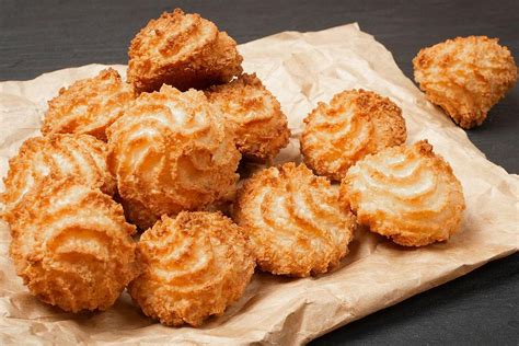 2-Ingredient Coconut Macaroons Recipe: Sweet 10-Minute Coconut Macaroon ...