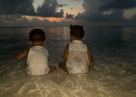 Beyonce posts new photos of twins, Rumi and Sir Carter, on the beach - ABC News