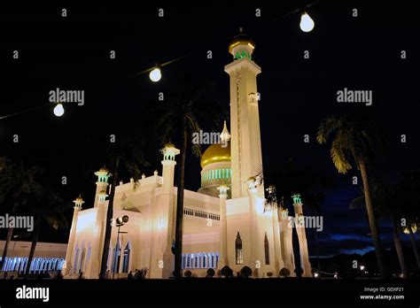 Sultan Omar Ali Saifuddien Mosque Stock Photo - Alamy