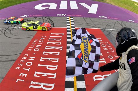 Breaking Down the Different Types of NASCAR Flags and What They Mean - FanBuzz