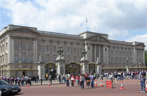 File:Buckingham.palace.london.arp.jpg - Wikipedia