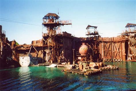 Valient's Vloggg: Bad/Awesome Flixxx Review: Waterworld (1995)