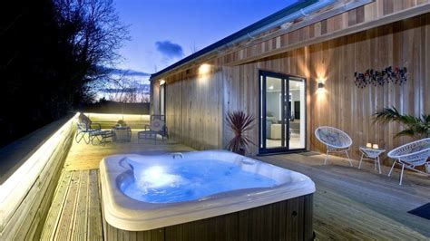 50 Romantic Airbnb Rentals With Hot Tubs