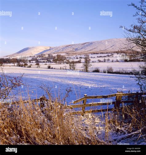 Pendle hill, lancashire winter hi-res stock photography and images - Alamy