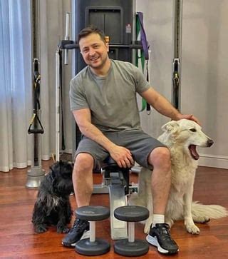 Ukrainian president Volodymyr Zelensky training with his dog/gym buddy ...