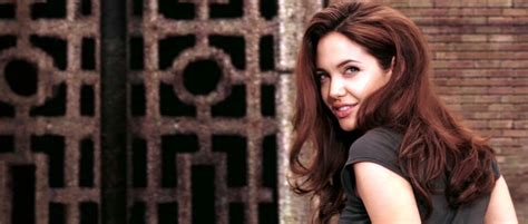 Angelina Jolie in Mr. & Mrs. Smith | Angelina jolie hair, Angelina jolie, Angelina jolie photos