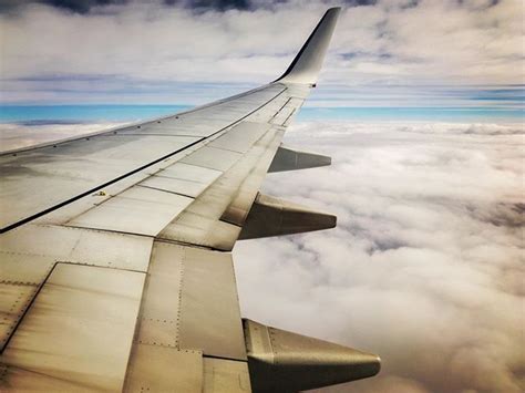 Boeing 737 wing in flight.