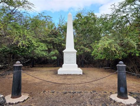 Captain Cook Monument at Kaawaloa Cove, Captain Cook - Hawaii Beaches