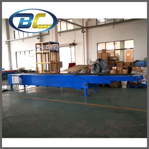 Telescopic belt conveyor for loading and discharging goods