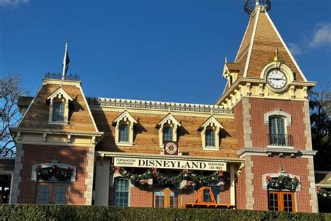 Disneyland Railroad Guide: What Is It & Why Should You Experience It?