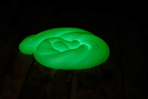 How to make glow in the dark slime - Hispana Global