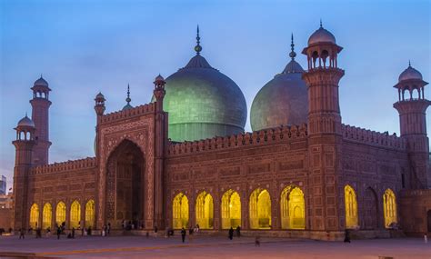 Badshahi Mosque, Lahore at Dusk [1048x1235] : r/ArchitecturePorn