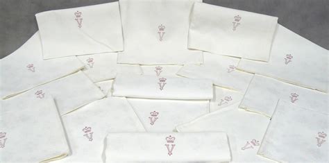 Un lot de 24 serviettes de tables blanches brodées aux a… | Drouot.com