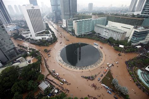 INDONESIA'S URBAN STUDIES: Jakarta annual flooding in January 2013