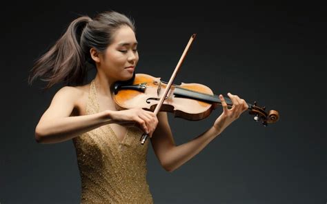 Violinist Esther Yoo thrills with the Philharmonia