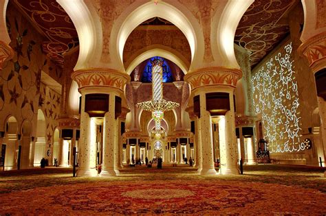 Interior of the great Sheikh Zayed Mosque, Abu Dhabi has taken Art to ...