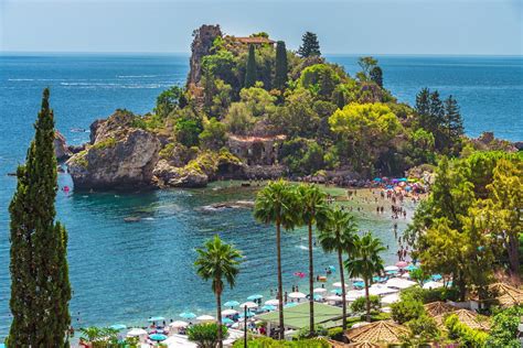 Isola Bella Taormina, la storia: come raggiungere la spiaggia e cosa visitare