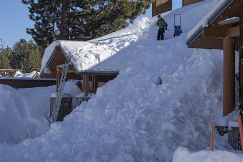 Photos of a 'Mammoth' snowfall: California town gets hit with 10 feet — yes, feet — of snow ...