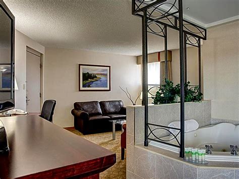 18 Hotel Rooms with Jacuzzi in Edmonton - Anna's Guide 2022