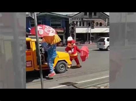 Jollibee mascot's funniest character - YouTube