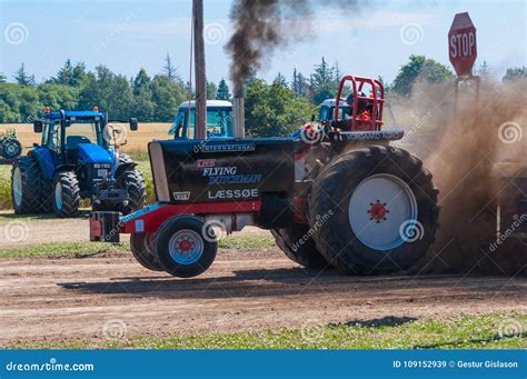 Tractor Pulling Competition Editorial Stock Image - Image of vehicle, moen: 109152939