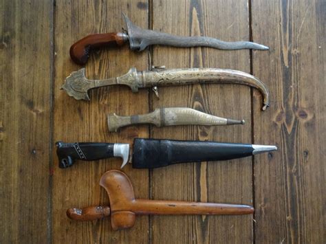 Five different knives and stabbing weapons - Catawiki