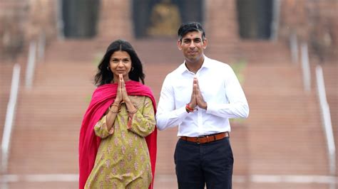 Rishi Sunak, Wife Akshata Murthy Visit Akhshardham Temple In Delhi To ...