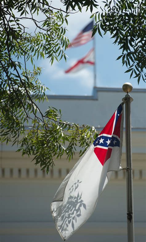 Alabama governor has Confederate flag removed from state Capitol ...