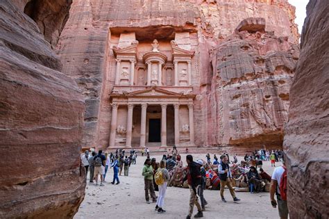 Turistas regresan a Petra, la maravilla del desierto de Jordania