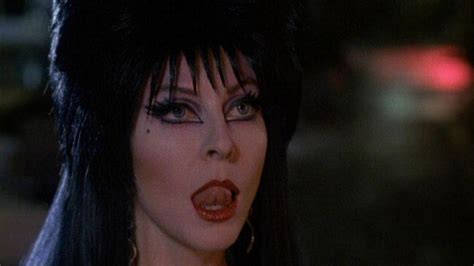 Elvira, riscopriamo il mito della sexy regina delle tenebre - Justnerd.it