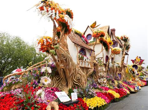 U.S. Bank S 2011 Rose Bowl Parade Float Editorial Stock Photo - Image of entertainment ...