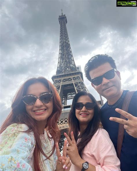 Anushka Sen Instagram - Eiffel Tower 🇫🇷🥹 dreams do come true 🫶 Tour Eiffel - Gethu Cinema