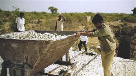 BBC News - In Pictures: Asbestos mining in India