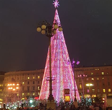 Milano, lo spettacolo dell'albero di Natale "green" in piazza Duomo: illuminato da 80 mila led ...