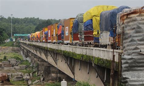 India blocks export, 25 trucks stopped at Mechi bridge. Can we afford nakabandi 2.0? : r/Nepal