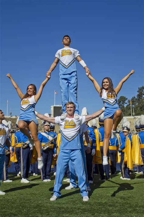 UCLA football snaps losing streak, defeats Cal 36-34 - Daily Bruin