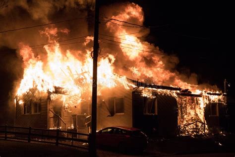 Fully Engulfed House Fire. Spectacular House Fire. Editorial Image ...