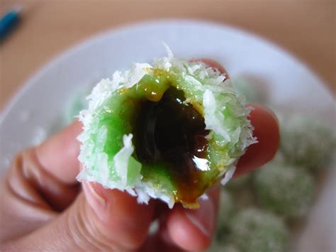 Delicious Indonesian Cake: Klepon (Tiny Green Ball)