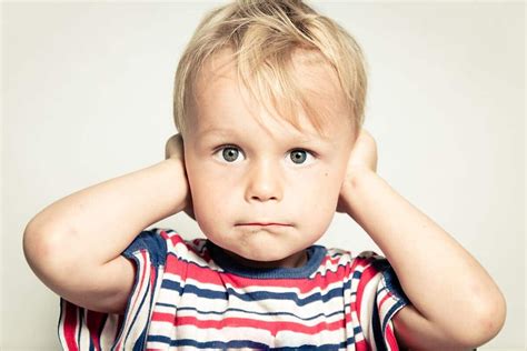 The child is afraid of loud sounds and noise: causes of fear.