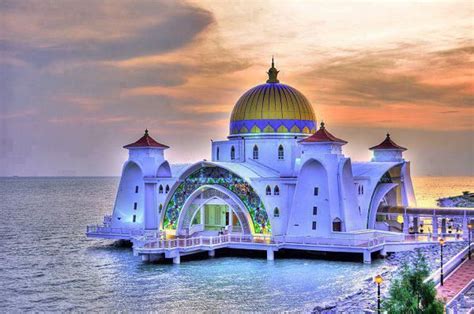 Malacca Straits Mosque in Malaysia-by twilight | Schöne moscheen, Malakka, Moschee