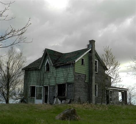 Abandoned house, Ontario, Canada. [OC] : r/AbandonedPorn