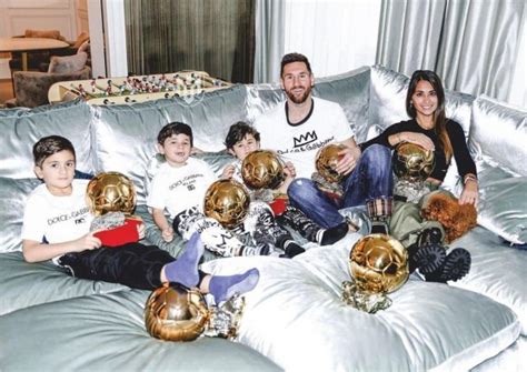 Lionel Messi and his family pose with his seven Ballon d'Or awards in Paris - Football España