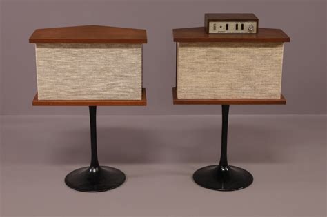 PAIR OF BOSE 901 SPEAKERS ON STANDS - Redlands Antique Auction