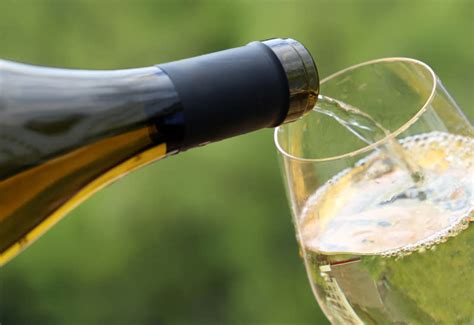 9 Semi Sweet White Wine Styles (Best Bottles To Buy, Prices)